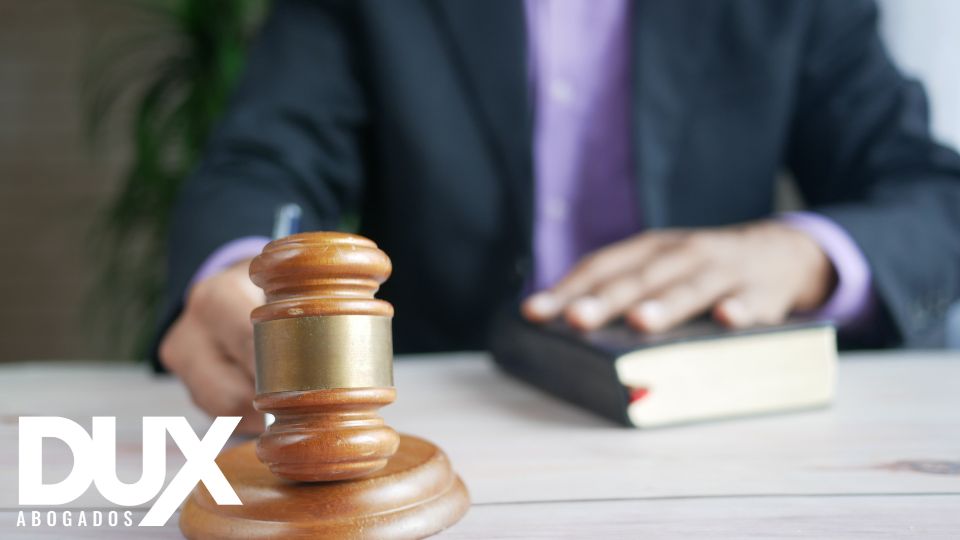 ¿Quieres saber lo que es el delito de falsedad en documento público y qué necesitas saber acerca de ello? En este artículo lo explicamos.