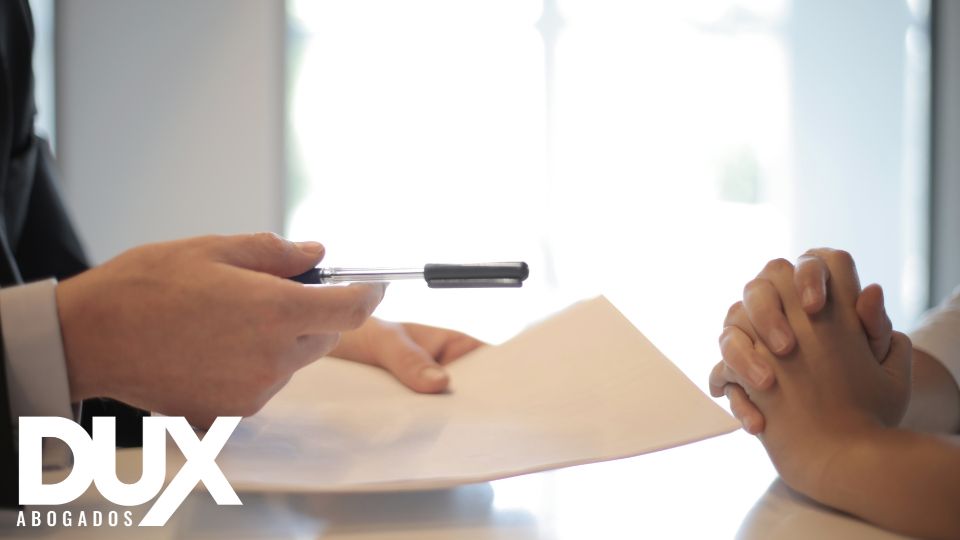 ¿Quieres saber todo acerca del Delito de Falsificación de Documento Público en Menorca? En este artículo te lo explicamos en detalle.