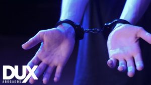 ¿Has sido acusado o acusada por un delito de quebrantamiento de condena en Valencia? En este artículo te contamos qué has de hacer.