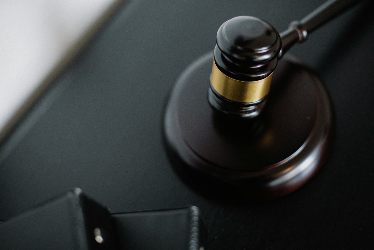 Descubre qué es un juicio monitorio, cómo reclamar deudas rápidamente y sus ventajas frente a otros procedimientos judiciales