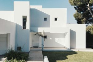 ¿No sabes qué hacer si te ocupan la casa? Descubre los pasos legales, cómo actuar sin riesgos y las opciones para recuperar tu vivienda.