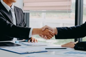 Cómo se ejecuta un proceso de fusiones y adquisiciones de empresas en España: fases, due diligence, SPA, plazos reales y honorarios.