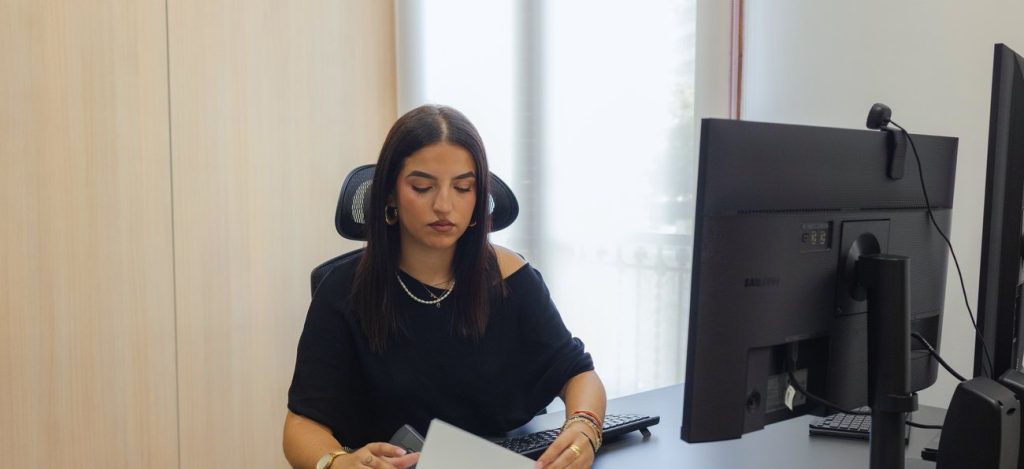 Abogada de Simonet Espina Abogados preparando un expediente en Palma de Mallorca.