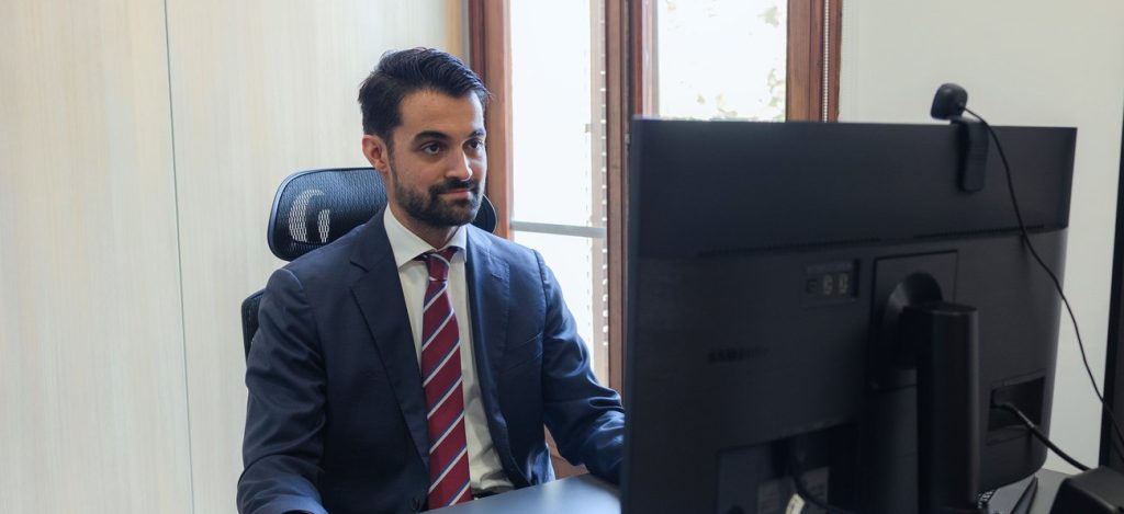 Abogado de Simonet Espina Abogados en su despacho de Mallorca.