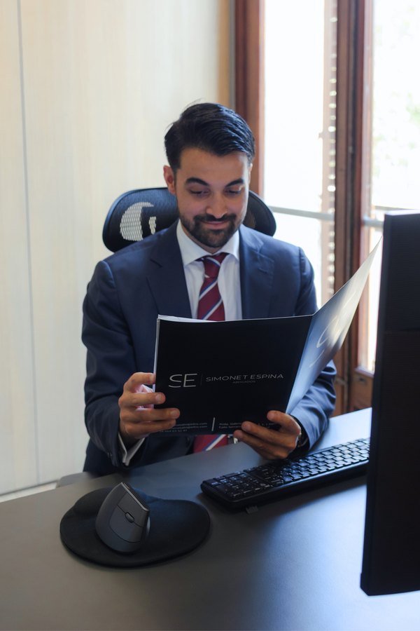 Abogado mercantil de Simonet Espina Abogados revisando documentación en Mallorca.