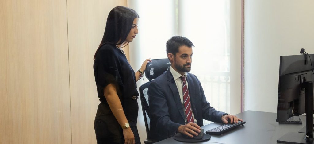 Abogados de Simonet Espina asesorando desde su despacho de Mallorca.