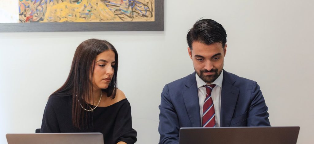 Abogados de Simonet Espina Abogados trabajando en su despacho de Palma de Mallorca.