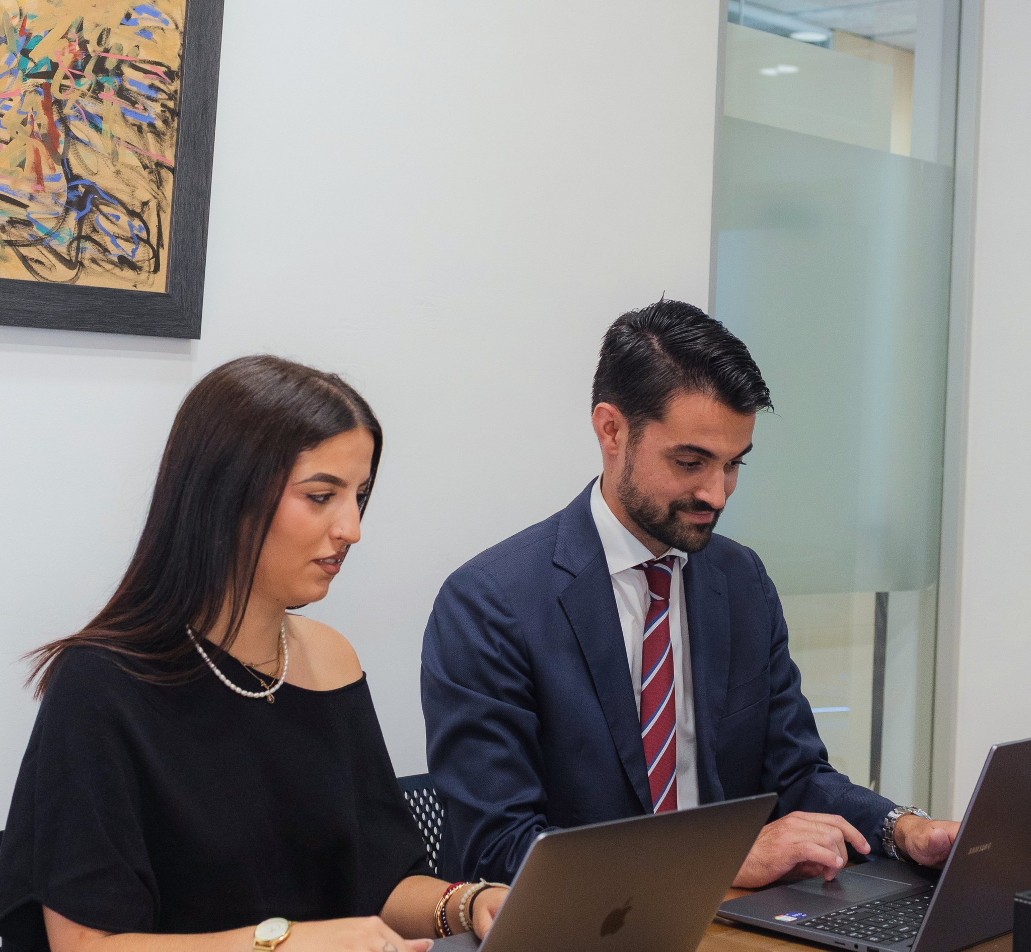 Abogados de Simonet Espina Abogados analizando un caso en Mallorca.