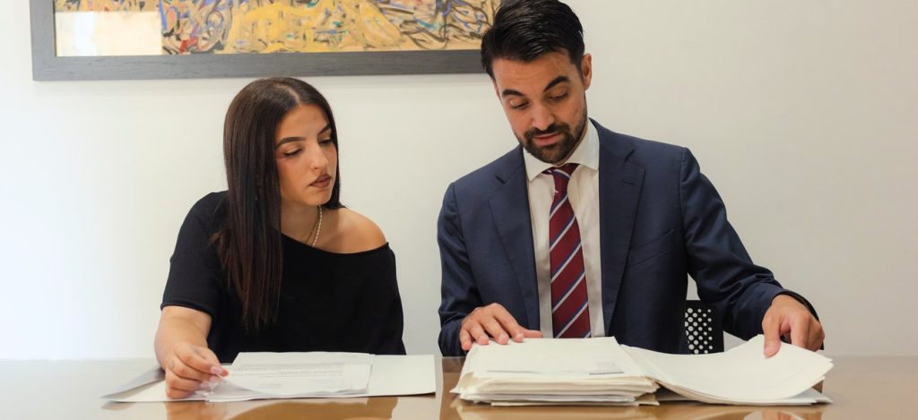 Abogados de Simonet Espina Abogados revisando documentación en su despacho de Mallorca.