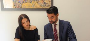 Equipo de Simonet Espina Abogados revisando un expediente en su despacho de Palma de Mallorca.