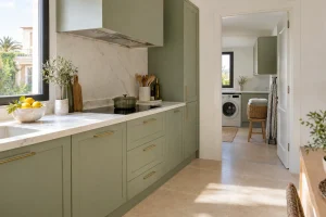 Cocina y lavadero de un piso familiar en Palma con la colada doblada: el trabajo en casa y la compensación económica en el divorcio