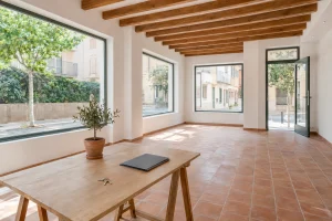 Local recién reformado en Son Espanyolet con las llaves nuevas y una carpeta: cómo crear una empresa en Mallorca paso a paso
