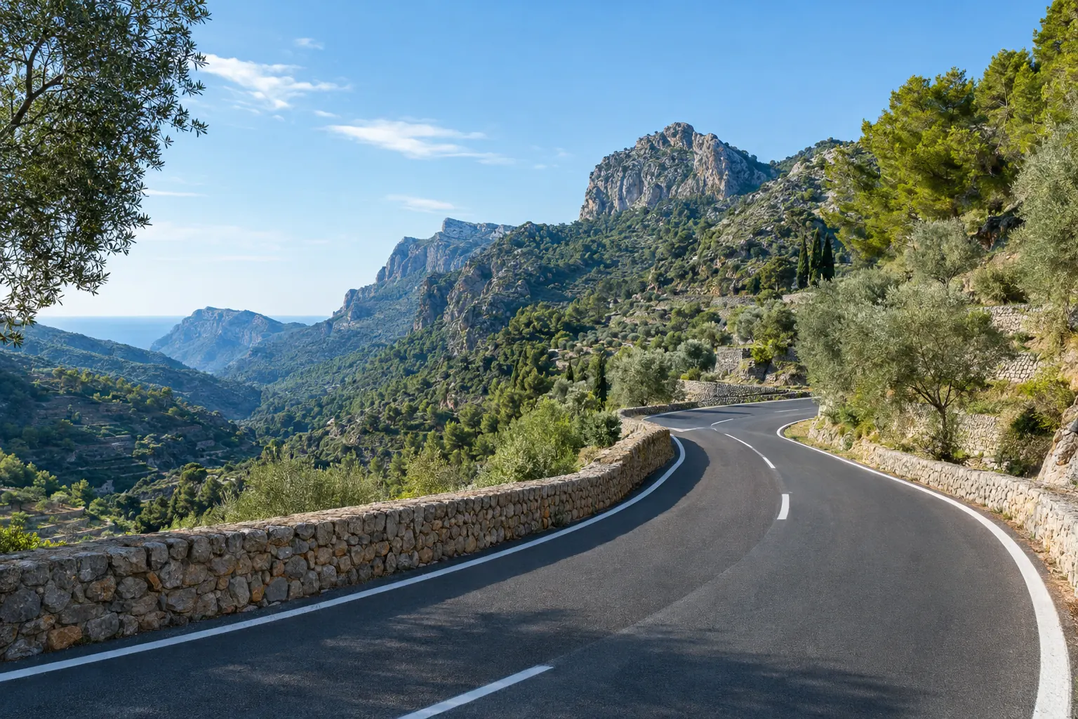 Carretera de montaña vacía y bien asfaltada en la Serra de Tramuntana, cerca de Deià: el delito de conducción temeraria