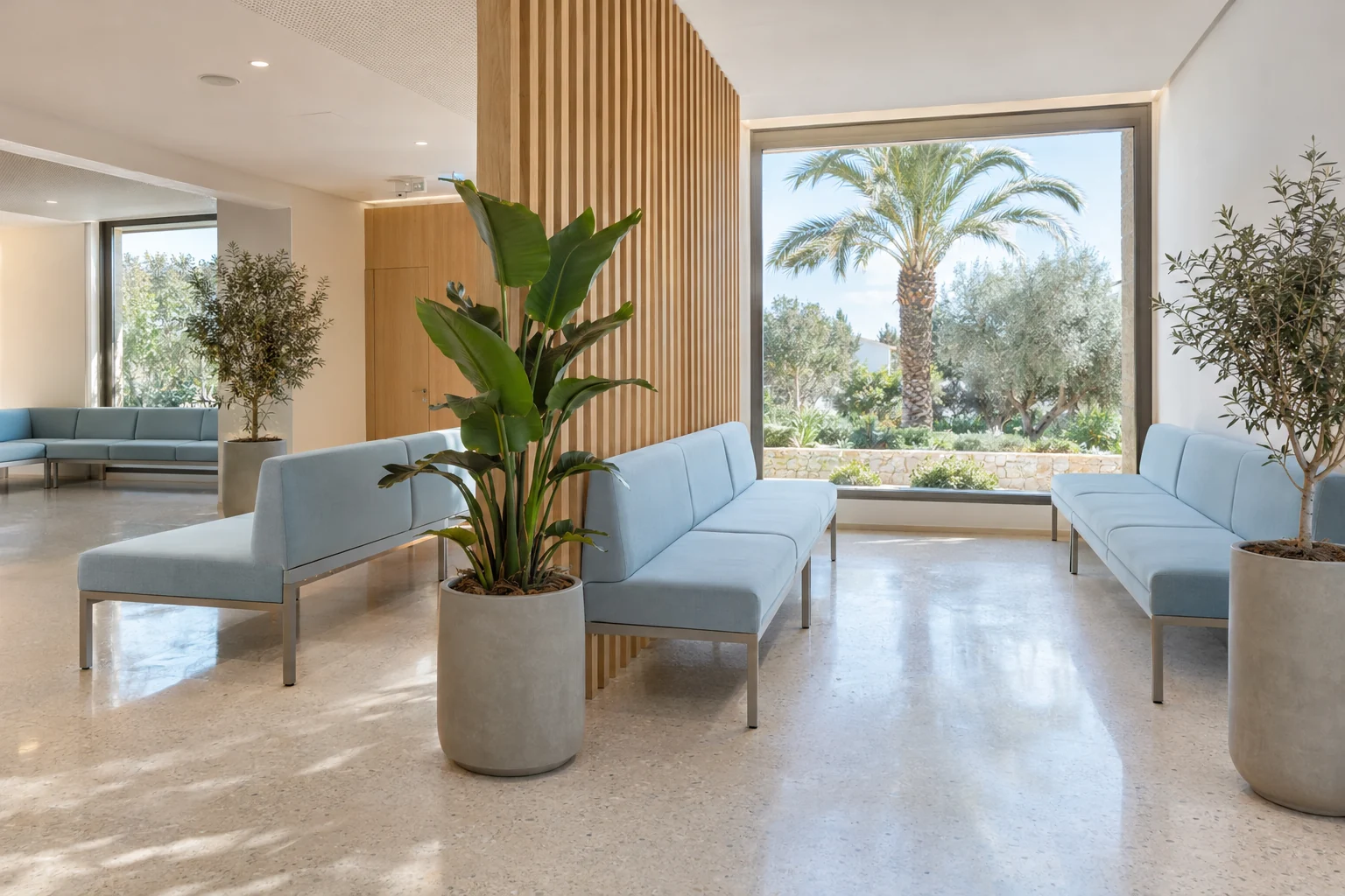 Sala de espera de unos juzgados de Maó con zonas separadas por un biombo de madera: delito de violencia de género en Menorca