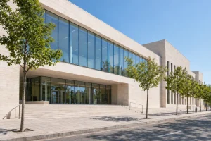 Fachada de un edificio judicial moderno en Palma con escalinata y árboles: demandar a una empresa en concurso de acreedores