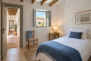 Habitación de invitados preparada en una casa de Alcúdia, con una cama individual: diferencia entre separarse y divorciarse