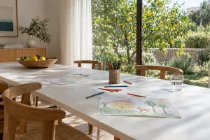 Mesa del comedor de una casa en Palma con dibujos infantiles y lápices de colores: divorcio contencioso con hijos y sus trámites