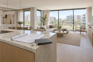Piso piloto de una promoción nueva en Nou Llevant con planos y un dosier en la isla de cocina: due diligence legal inmobiliaria