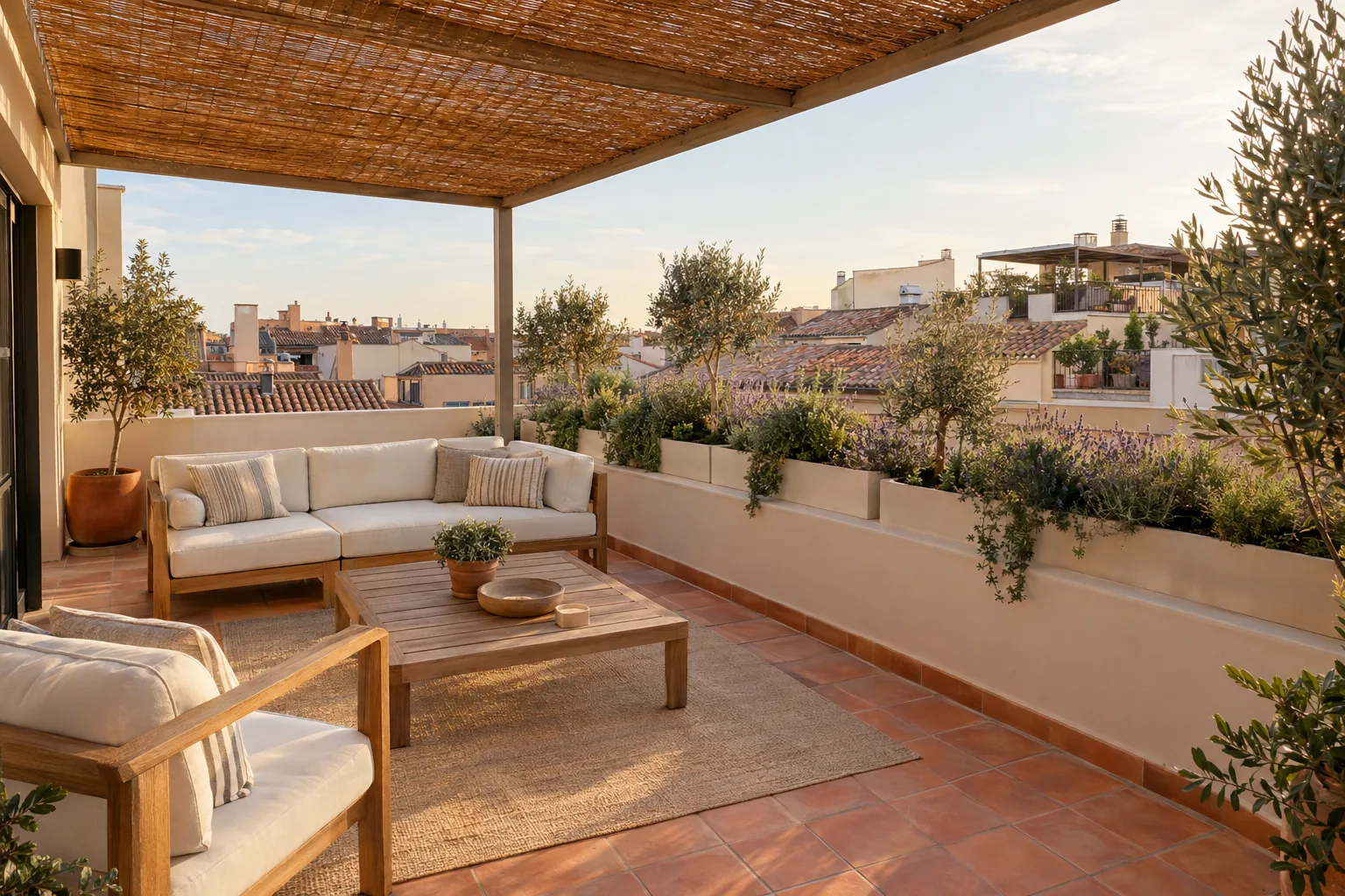 Terraza privada de un ático en Santa Catalina separada de la vecina por jardineras: elementos privativos y junta de propietarios