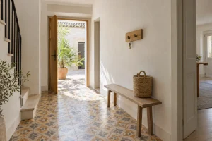 Recibidor de una casa reformada en Muro con un colgador de dos ganchos y un solo juego de llaves: qué es la extinción de condominio