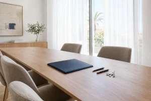 Sala de firmas de una notaría en Palma con la escritura y las llaves: gastos e impuestos al comprar vivienda en Baleares