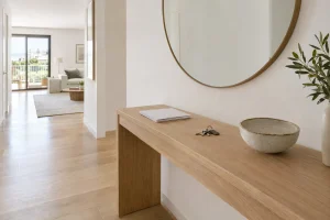 Recibidor de un piso reformado en Palma con cartas sin abrir y unas llaves sobre la consola: herencia con deudas en España