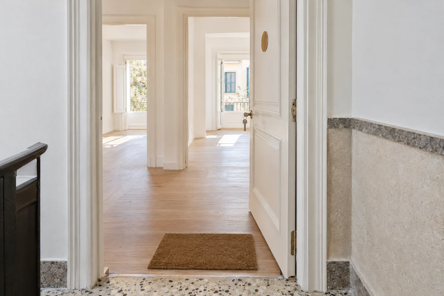 Puerta abierta de un piso reformado en Palma con dos llaves en la cerradura: impuesto de donaciones en Baleares