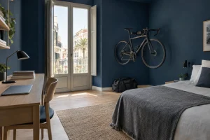 Habitación de un joven estudiante en un piso de Palma, con libros y portátil: pensión de alimentos de los hijos mayores de edad