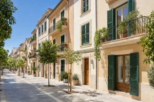 Calle de casas restauradas en Palma: plusvalía municipal al vender o heredar un inmueble en Baleares