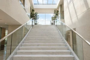 Escalera de mármol blanco que sube a la planta alta de un juzgado moderno: para qué sirve el recurso de apelación civil