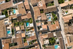 Vista aérea de los tejados de teja y los patios de un pueblo de Mallorca: qué es el valor catastral y cómo conocerlo
